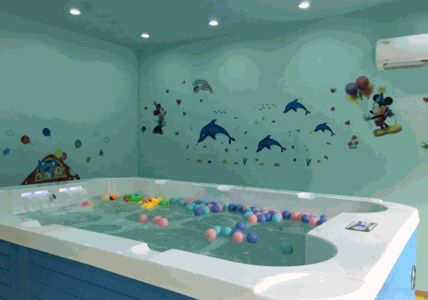 爱心岛婴儿游泳馆